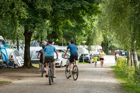 Ciclismo en el camping - Camping Petit Suisse - Manhay, Luxemburgo, Bélgica