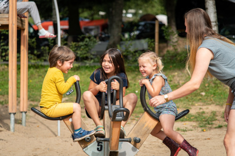 Kinderen in speeltuin - Camping Petit Suisse - Manhay, Luxemburg, België