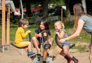 Enfants dans l'aire de jeux - Camping Petit Suisse - Manhay, Luxembourg, Belgique