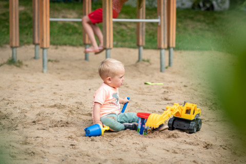 Barn i sandkasse _ legeplads - Camping Petit Suisse - Manhay, Luxembourg, Belgien