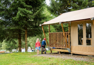 Niños cerca de la tienda safari en la naturaleza - Camping Petit Suisse - Manhay, Luxemburgo, Bélgica