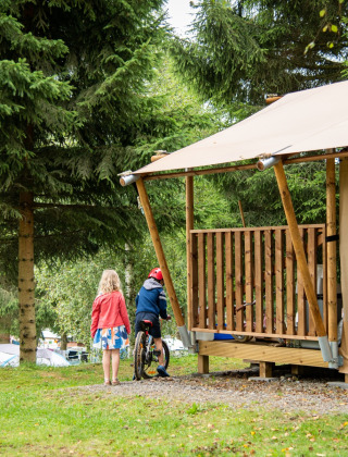 Kindjes bij safaritent in natuur - Camping Petit Suisse - Manhay, Luxemburg, België