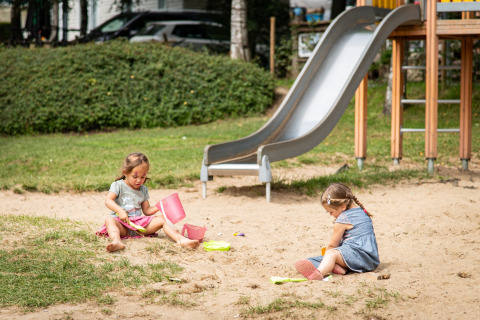Niños en el parque infantil - Camping Petit Suisse - Manhay, Luxemburgo, Bélgica