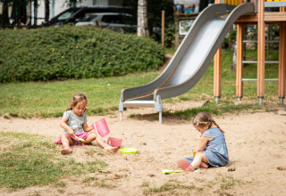 Niños en el parque infantil - Camping Petit Suisse - Manhay, Luxemburgo, Bélgica