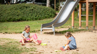 Kindjes in speeltuin - Camping Petit Suisse - Manhay, Luxemburg, België