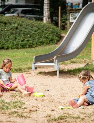 Niños en el parque infantil - Camping Petit Suisse - Manhay, Luxemburgo, Bélgica