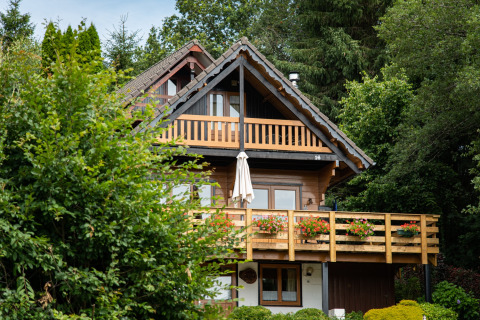 Vista frontal de las cabañas - Camping Petit Suisse - Manhay, Luxemburgo, Bélgica