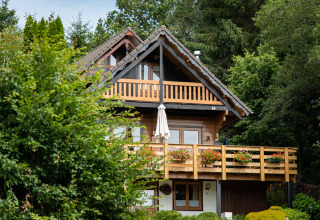 Vista frontal de las cabañas - Camping Petit Suisse - Manhay, Luxemburgo, Bélgica