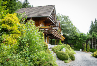 Vista lateral de las cabañas - Camping Petit Suisse - Manhay, Luxemburgo, Bélgica