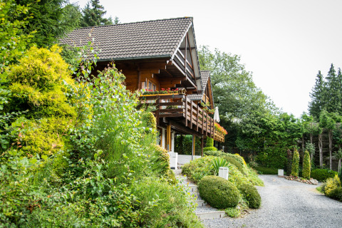 Vue latérale des chalets - Camping Petit Suisse - Manhay, Luxembourg, Belgique