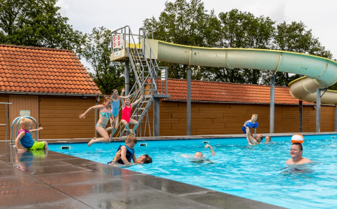 Piscine extérieure avec toboggan aquatique - De Tien Heugten - Schoonloo, Drenthe, Pays-Bas