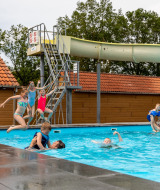 Piscina exterior con tobogán - De Tien Heugten - Schoonloo, Drenthe, Países Bajos