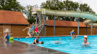 Piscina exterior con tobogán - De Tien Heugten - Schoonloo, Drenthe, Países Bajos