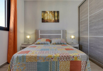 Schlafzimmer in Casa Toria, Spanien, mit Doppelbett, modernen Nachttischen und beruhigender Dekoration.