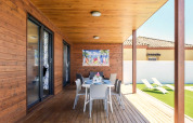 Essbereich auf der Terrasse von Casa Toria in Spanien, Holzverkleidung, moderner Tisch, sonnig und einladend.