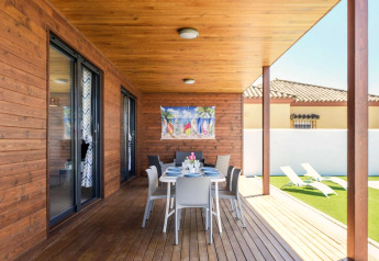 Essbereich auf der Terrasse von Casa Toria in Spanien, Holzverkleidung, moderner Tisch, sonnig und einladend.
