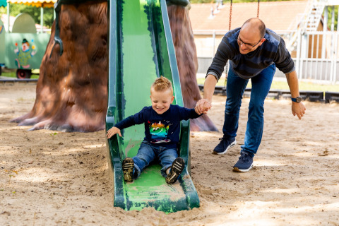 Parque infantil _ tobogán - De Tien Heugten - Schoonloo, Drenthe, Países Bajos