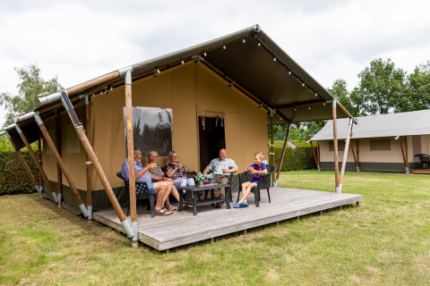 Vista frontal de la terraza de la tienda safari - De Tien Heugten - Schoonloo, Drenthe, Países Bajos