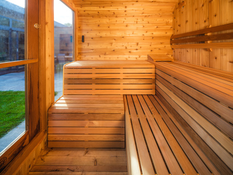 Sauna de madera con luz natural en el Lodge Essenburgh, Veluwepark de Bosgraaf, Países Bajos.