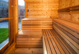 Sauna de madera con luz natural en el Lodge Essenburgh, Veluwepark de Bosgraaf, Países Bajos.