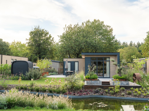 Billede af Essenburgh Comfort lodge med hottub, sauna, moderne have og dam i naturskønne omgivelser.