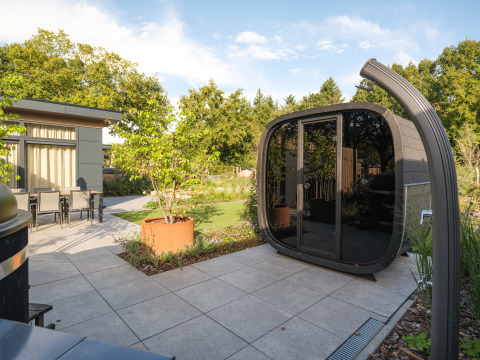 Moderne Gartenterrasse mit stilvoller Lodge, Glasfront und Sitzbereich im Essenburgh Comfort mit Hottub & Sauna im Veluwepark de Bosgraaf.