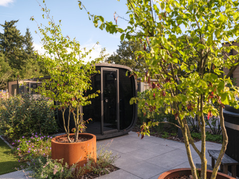Moderne Lodge mit Sauna und Whirlpool im Garten bei Veluwepark de Bosgraaf in den Niederlanden.