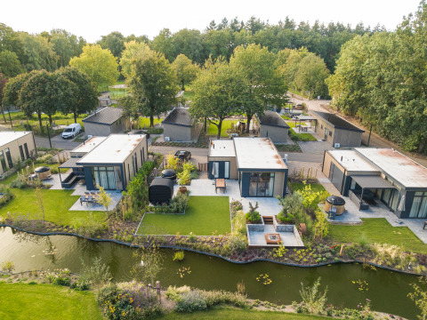 Luftaufnahme von Essenburgh Comfort mit Whirlpool und Sauna im Veluwepark de Bosgraaf, an Teich gelegen.
