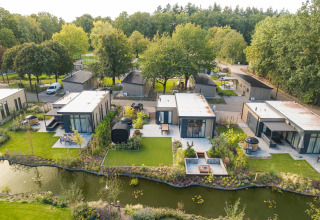 Luftaufnahme von Essenburgh Comfort mit Whirlpool und Sauna im Veluwepark de Bosgraaf, an Teich gelegen.