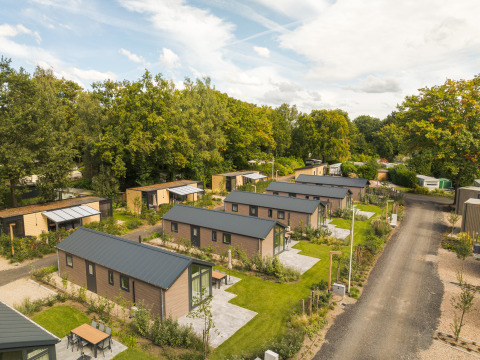 Luchtzicht op Doornenburg Lodge bij Veluwepark de Bosgraaf in Nederland met huisjes in het groen.