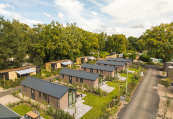 Vue aérienne de Doornenburg Lodge au Veluwepark de Bosgraaf aux Pays-Bas, avec des lodges entourés de verdure.