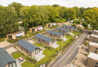 Luftaufnahme der Doornenburg Lodge im Veluwepark de Bosgraaf in den Niederlanden mit modernen Ferienhäusern.