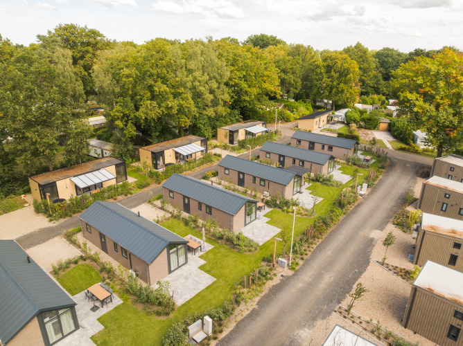 Luftaufnahme der Doornenburg Lodge im Veluwepark de Bosgraaf in den Niederlanden mit modernen Ferienhäusern.