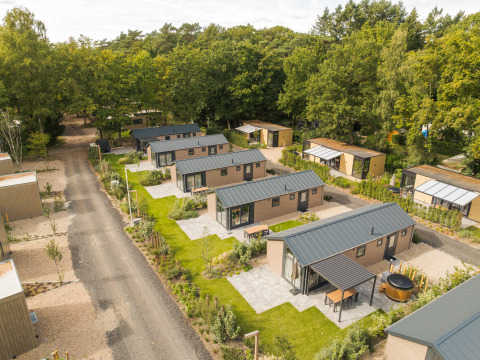 Luchtfoto van Doornenburg Lodge Comfort huisjes in het groen van Veluwepark de Bosgraaf, Nederland.
