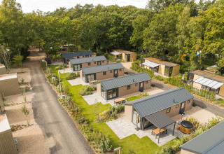 Vue aérienne des lodges Doornenburg Comfort à Veluwepark de Bosgraaf, entourés de verdure aux Pays-Bas.
