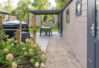 Outdoor area at Doornenburg Lodge Comfort with hot tub and sauna at Veluwepark de Bosgraaf, Netherlands