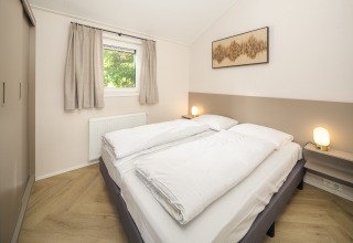 Dormitorio doble moderno y luminoso en Doornenburg Lodge Comfort, Veluwepark de Bosgraaf, Países Bajos.