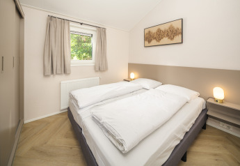 Chambre double moderne et lumineuse à Doornenburg Lodge Comfort, Veluwepark de Bosgraaf aux Pays-Bas.