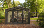 Chalet moderne et cosy avec grandes baies vitrées à Veluwepark de Bosgraaf, aux Pays-Bas.