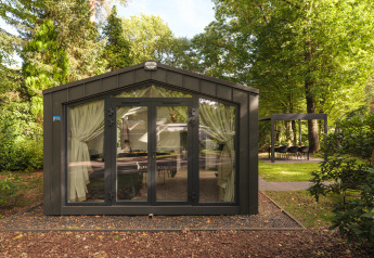 Chalet moderne et cosy avec grandes baies vitrées à Veluwepark de Bosgraaf, aux Pays-Bas.