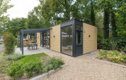 Rosendael Comfort lodge met hottub, moderne houten uitstraling, terras en tuin in groene omgeving.