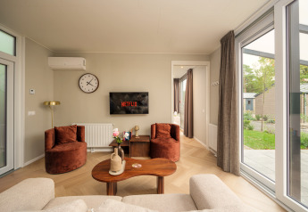 Acogedora sala en Rosendael Comfort con Netflix, sillones cómodos y vista al jardín, Veluwepark de Bosgraaf.