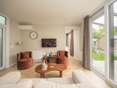Modernes Wohnzimmer im Rosendael Comfort mit Netflix, bequemen Sesseln und Gartenblick, Veluwepark de Bosgraaf.