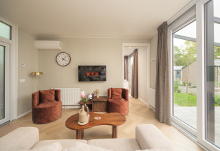 Modernes Wohnzimmer im Rosendael Comfort mit Netflix, bequemen Sesseln und Gartenblick, Veluwepark de Bosgraaf.