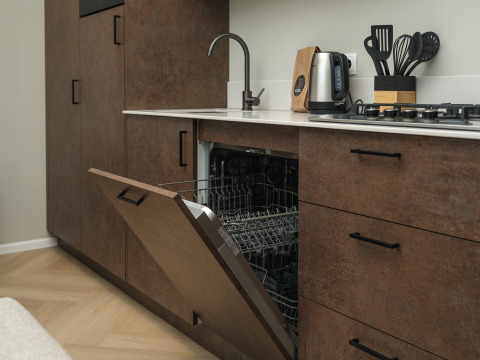 Cocina moderna con lavavajillas integrado abierto, grifo y utensilios en Rosendael Comfort, Veluwepark.