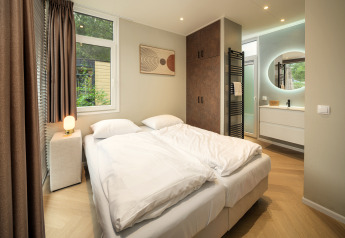 Modernes Schlafzimmer im Rosendael Comfort mit Whirlpool im Veluwepark de Bosgraaf, Niederlande, mit heller Einrichtung.