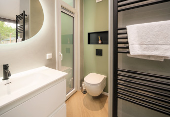 Bagno moderno al Rosendael Comfort con wc sospeso e scaldasalviette a Veluwepark de Bosgraaf nei Paesi Bassi.