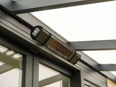 Riscaldatore esterno montato sul soffitto del lodge Rosendael Comfort al Veluwepark de Bosgraaf nei Paesi Bassi.