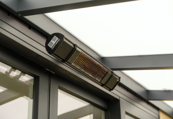 Riscaldatore esterno montato sul soffitto del lodge Rosendael Comfort al Veluwepark de Bosgraaf nei Paesi Bassi.