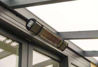 Buitenverwarming gemonteerd aan het plafond van Rosendael Comfort lodge in Veluwepark de Bosgraaf, Nederland.